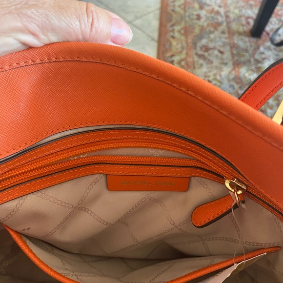 Michael Kors Jet Set Tote Bag in Tangerine 🍊 Color with multiple pockets - Picture 3 of 7